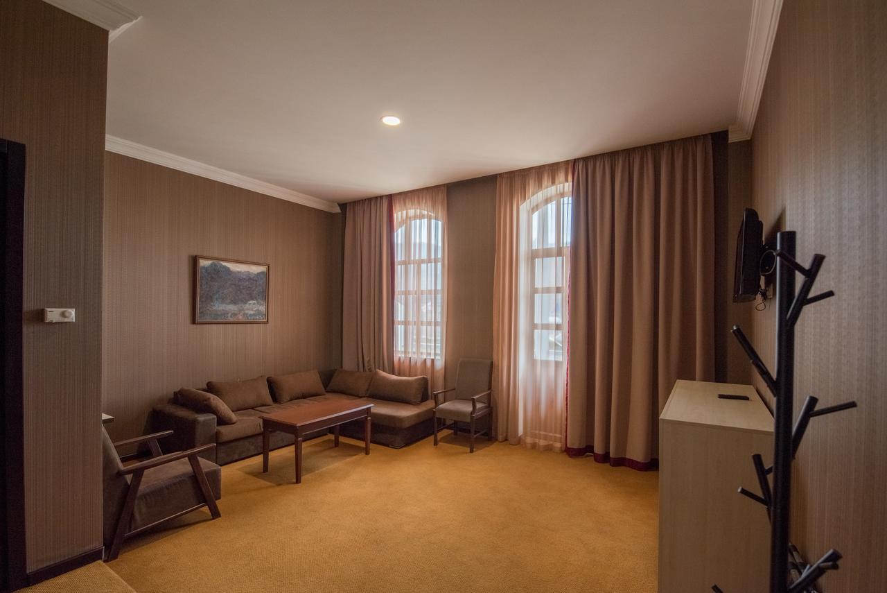 Hotel Rikhe Monika Tbilisi Buitenkant foto